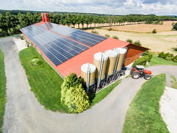 photovoltaik Anlage auf einem Stalldach